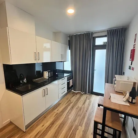 Modern Flat In דירה *