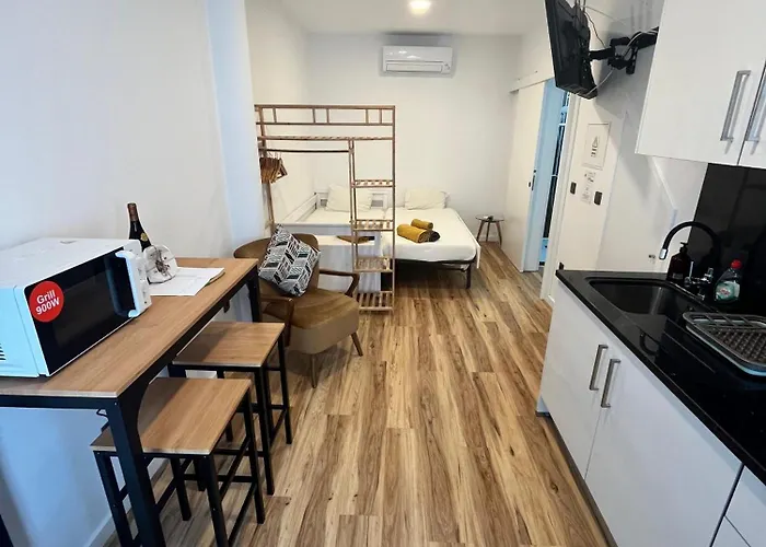 Modern Flat In דירה *
